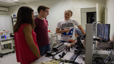 Chip fot�nico reconfigurable