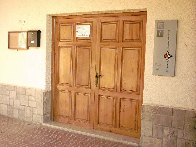 Puerta de entrada al Centro de Recepcion de la Calderona