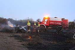 El equipo de bomberos de Benicarl en el rea afectada por el incendio de Vinars