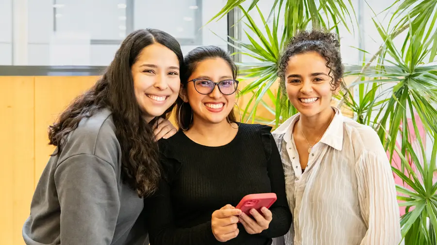 Tres estudiantes de máster de la UPV procedentes de América Latina autoras del podcast Masterízate