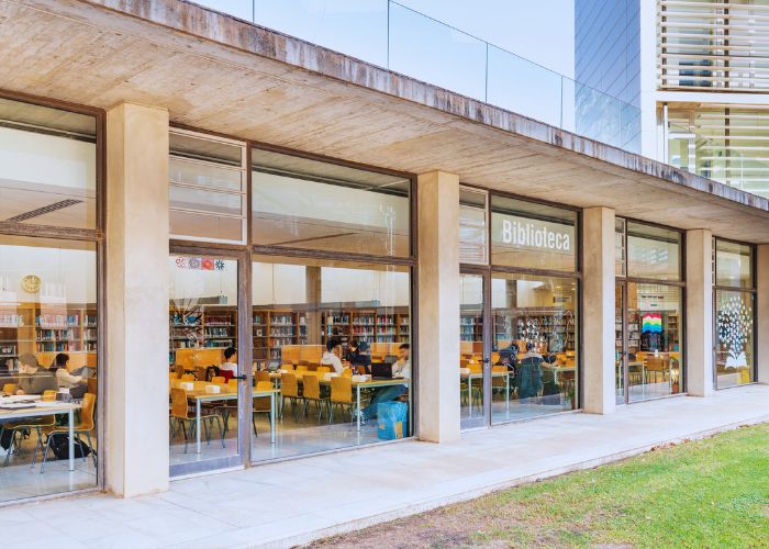 Vista exterior de la sala de la biblioteca de informática