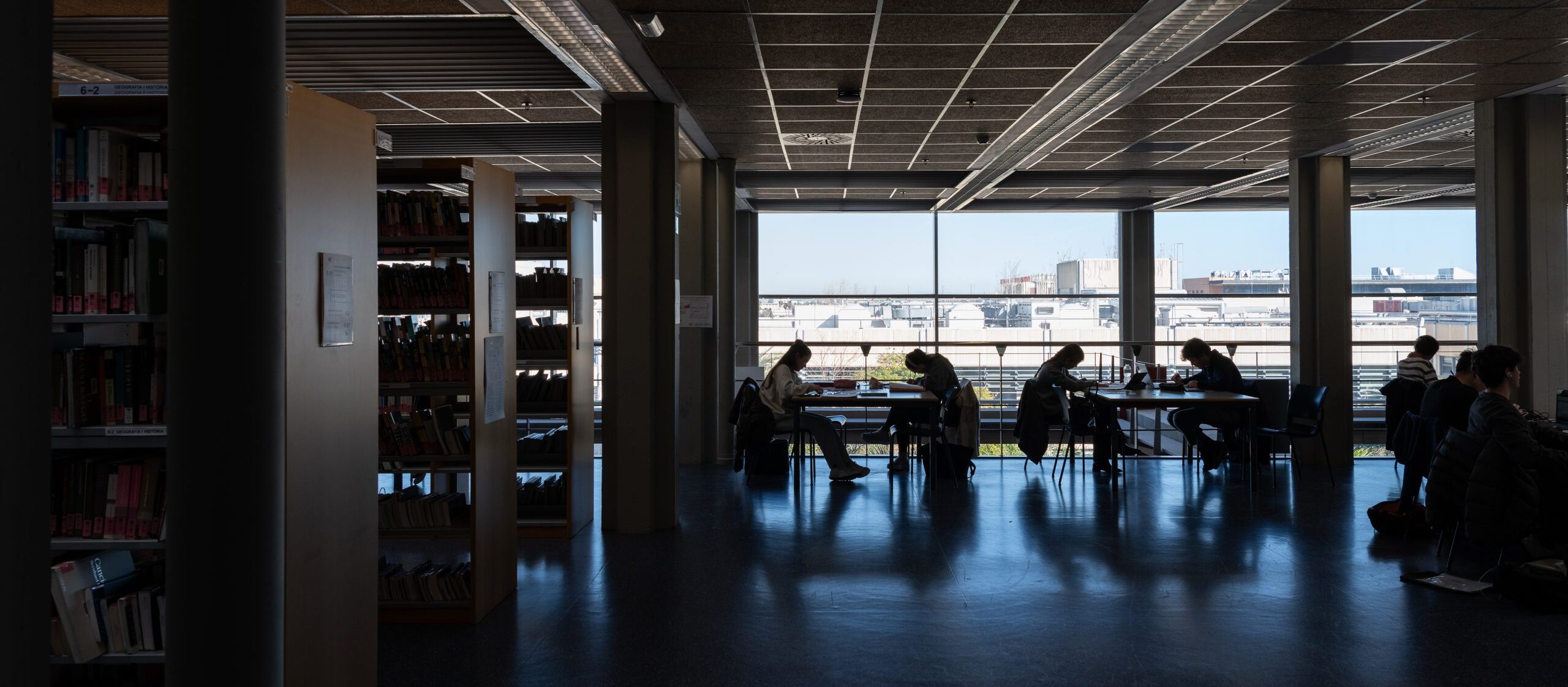 Imagen de la zona de la información en la segunda planta de la biblioteca central