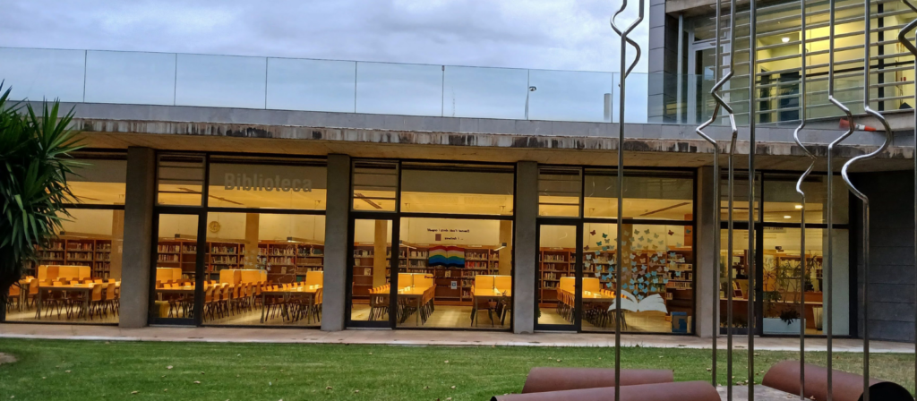 Exterior de la Biblioteca de Informática