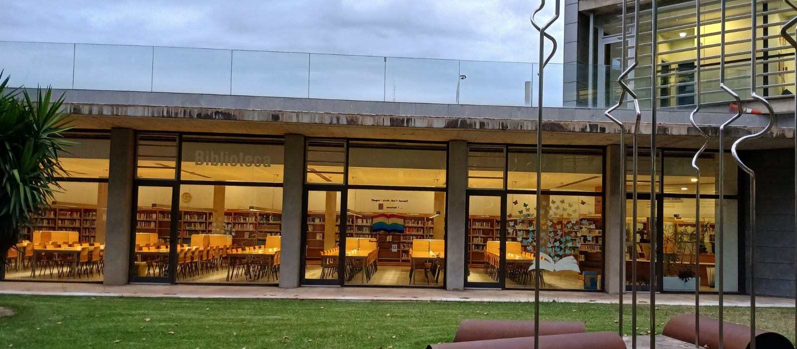 Exterior de la Biblioteca de Informática