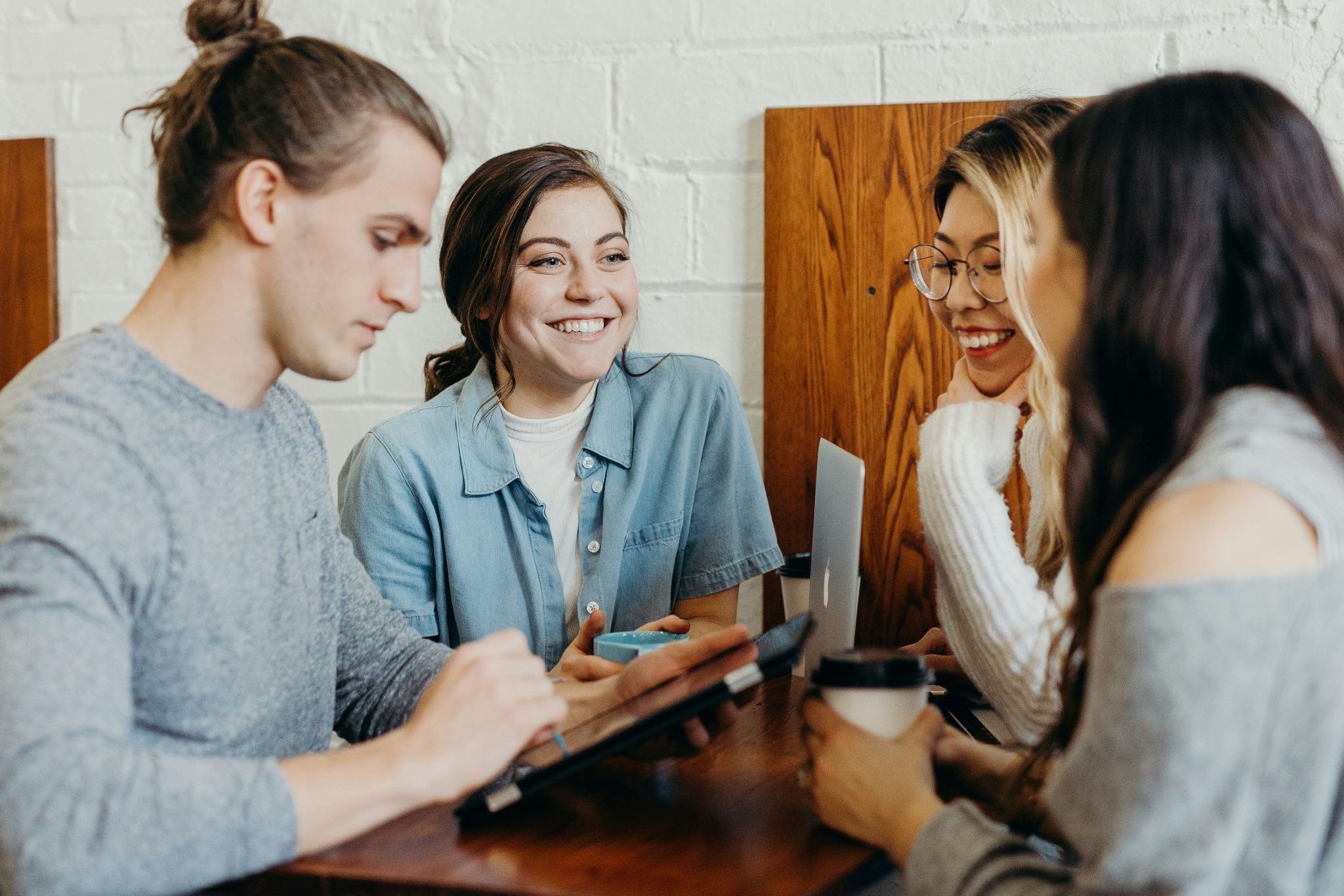 Estudiantes compartiendo ideas y trabajando juntos con un portátil