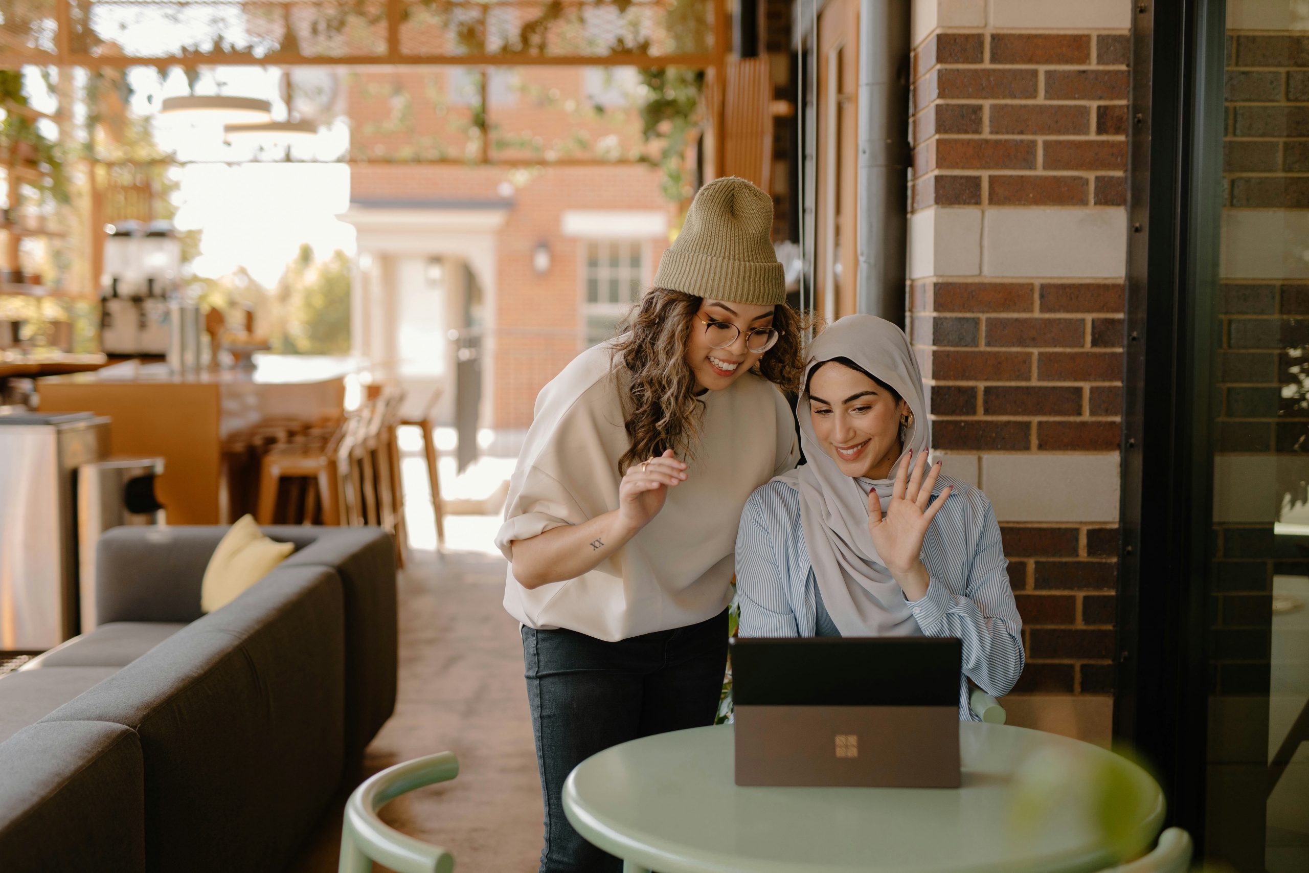 Profesional en un entorno de trabajo moderno mirando hacia el futuro