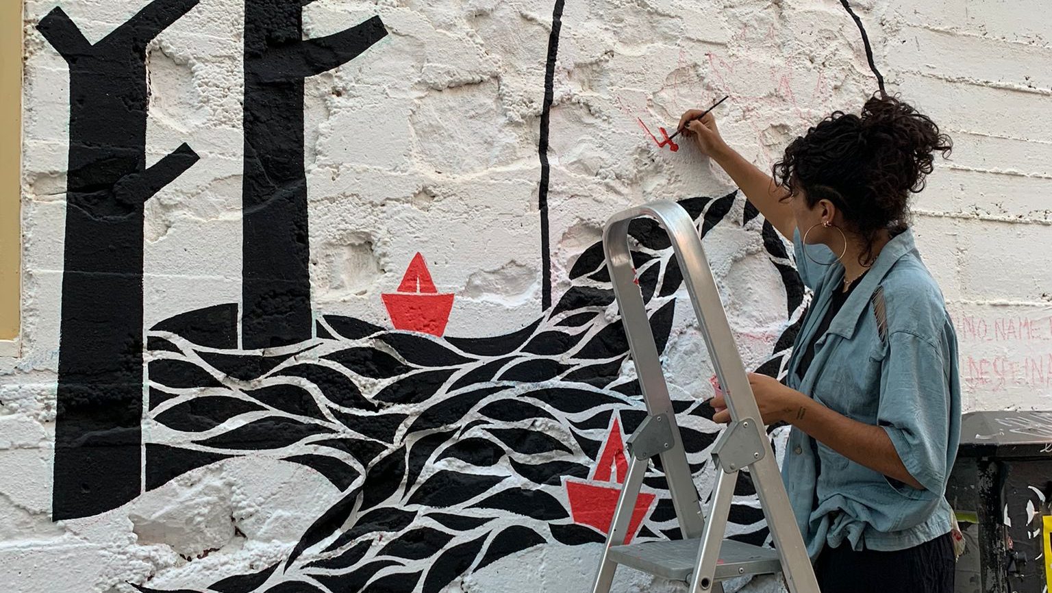 Irene Martínez de la Vega pintando un mural en el barrio valenciano Benimaclet como parte del programa GLOCAL 2023.