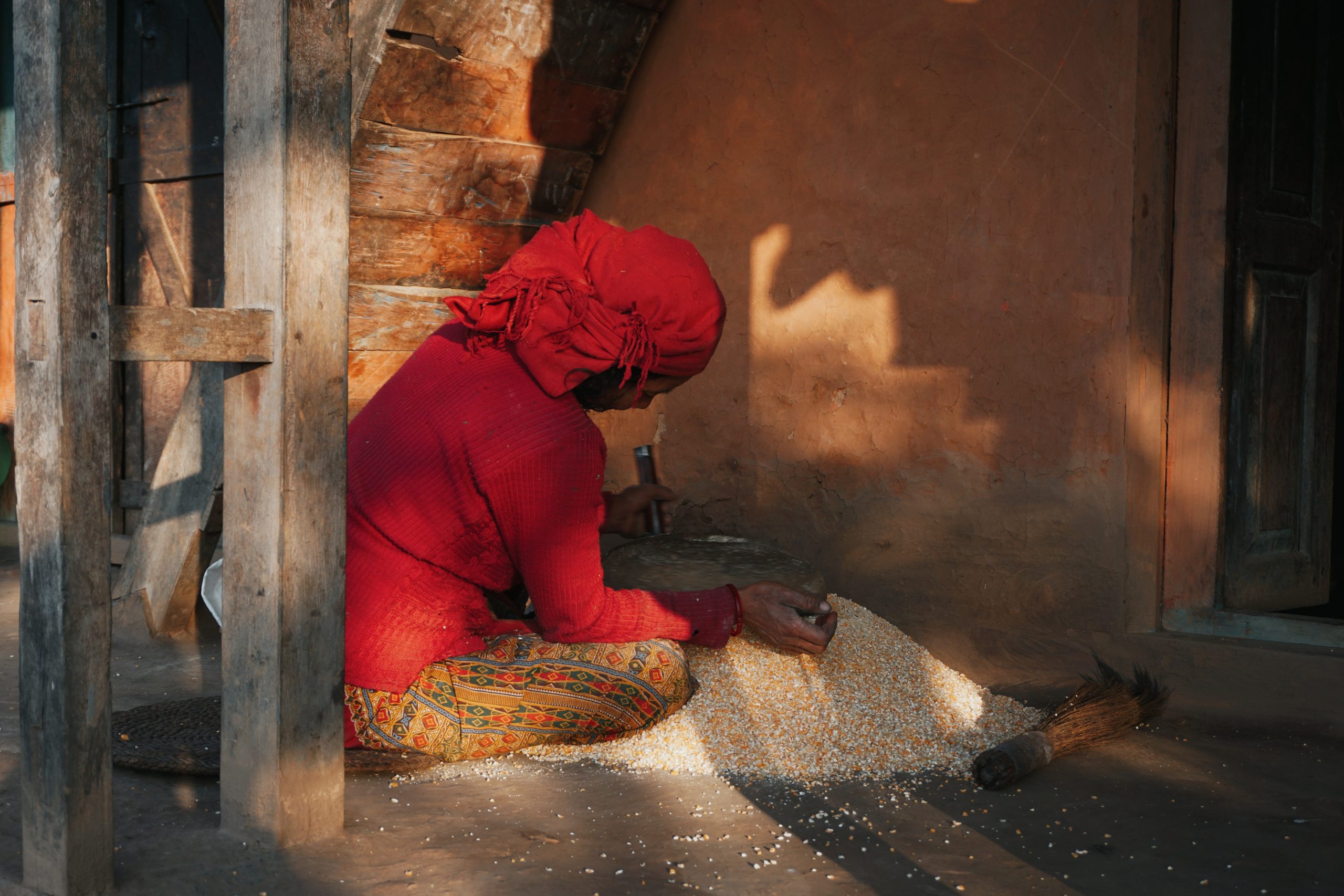 Maya moliendo makai -maiz- con su jatto -molino manual