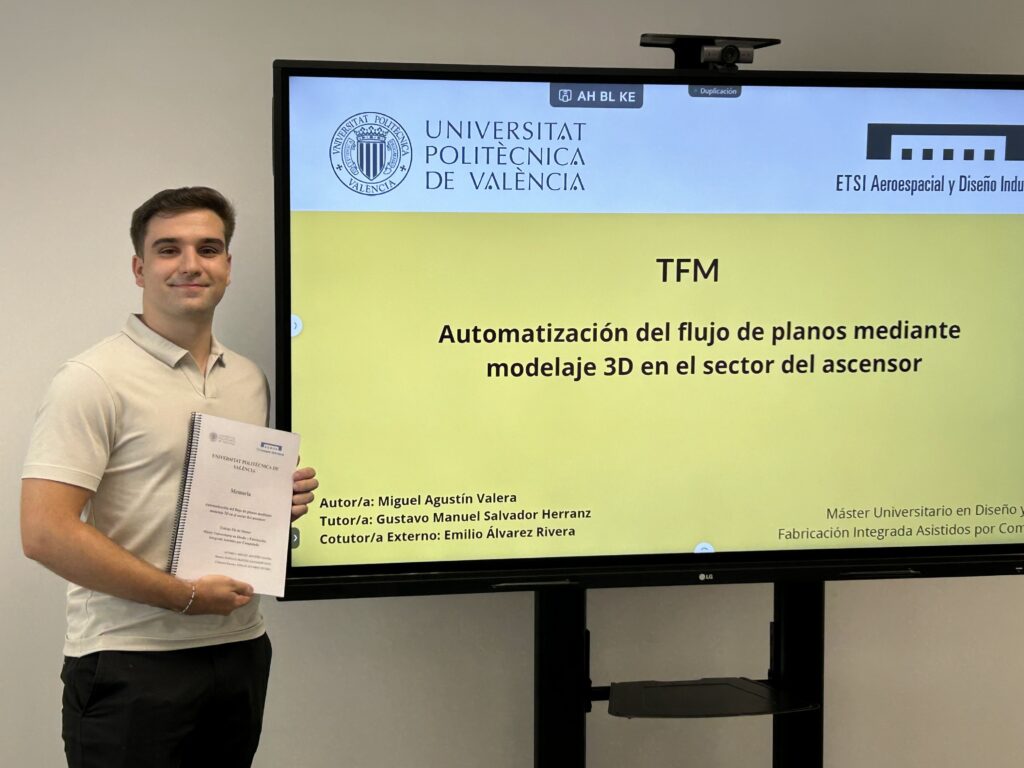 Estudiante presentando su Trabajo Fin de Máster sobre la automatización del flujo de planos mediante modelaje 3D en el sector del ascensor.