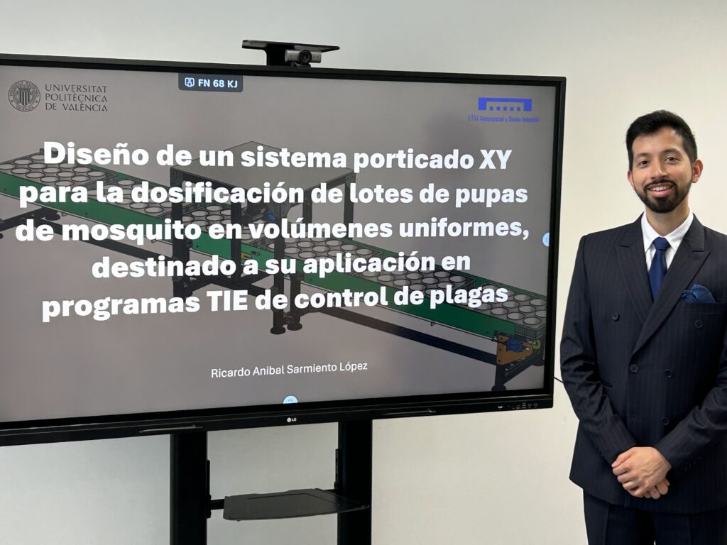 Estudiante presentando su TFM sobre el diseño de un sistema porticado XY para la dosificación de pupas de mosquito.
