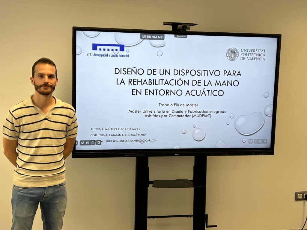 Estudiante presentando su TFM sobre un dispositivo para la rehabilitación de la mano en entorno acuático.