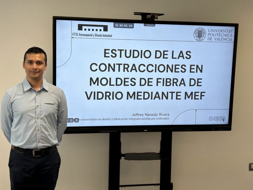Estudiante presentando su TFM sobre contracciones en moldes de fibra de vidrio mediante el método de elementos finitos.