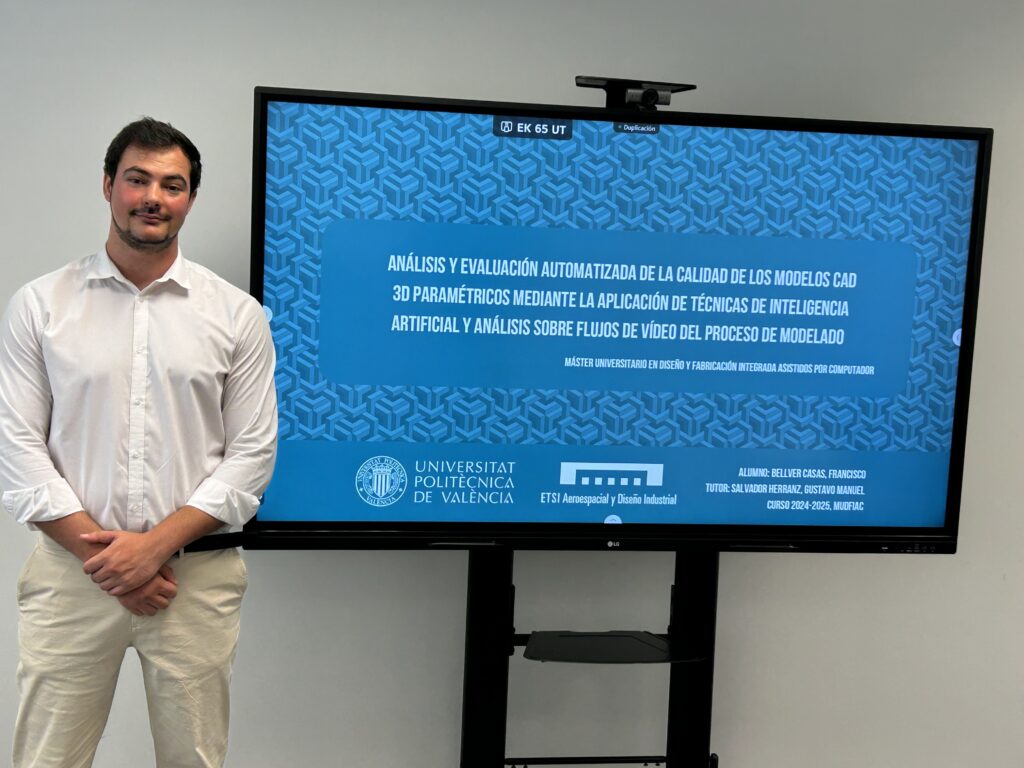 Estudiante presentando su TFM sobre la evaluación automatizada de modelos CAD 3D mediante inteligencia artificial.