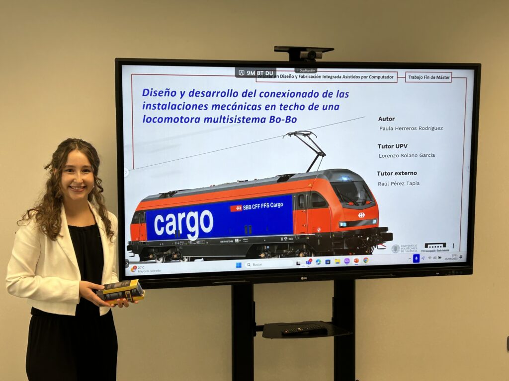 Estudiante presentando su TFM sobre el diseño y desarrollo del conexionado de instalaciones mecánicas en una locomotora multisistema Bo-Bo.