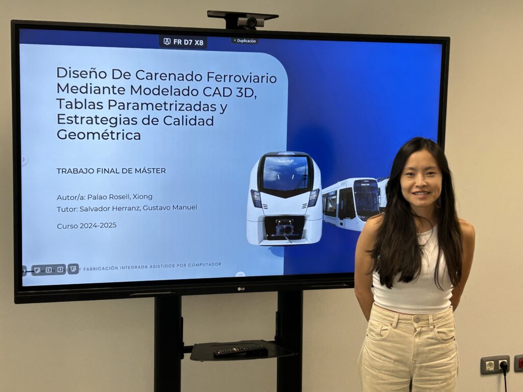 Estudiante presentando su TFM sobre el diseño de carenado ferroviario mediante modelado CAD 3D y estrategias de calidad geométrica.