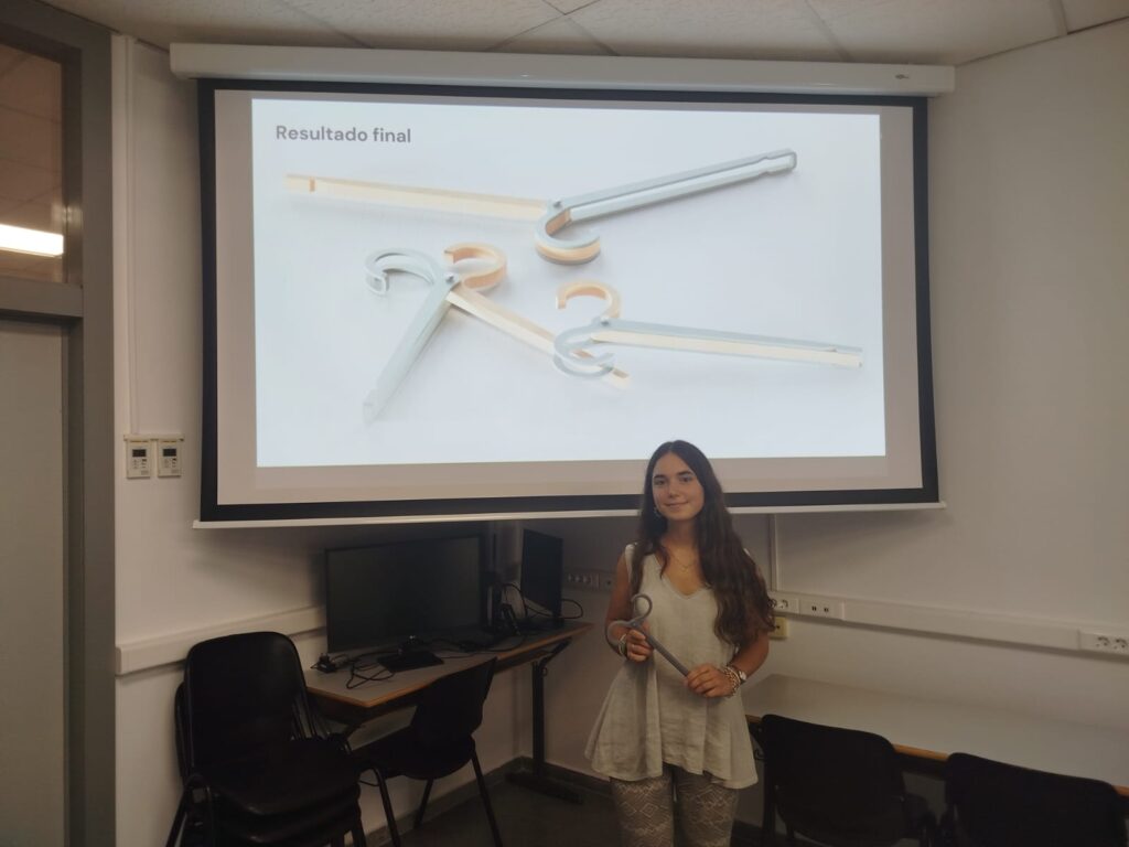 Estudiante mostrando su TFM con el resultado final de un proyecto de diseño industrial.
