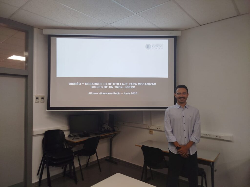 Estudiante presentando su TFM sobre el diseño y desarrollo de utillaje para mecanizar bogies de un tren ligero.