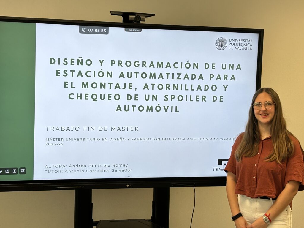Estudiante presentando su TFM sobre el diseño y programación de una estación automatizada para el montaje de un spoiler de automóvil.