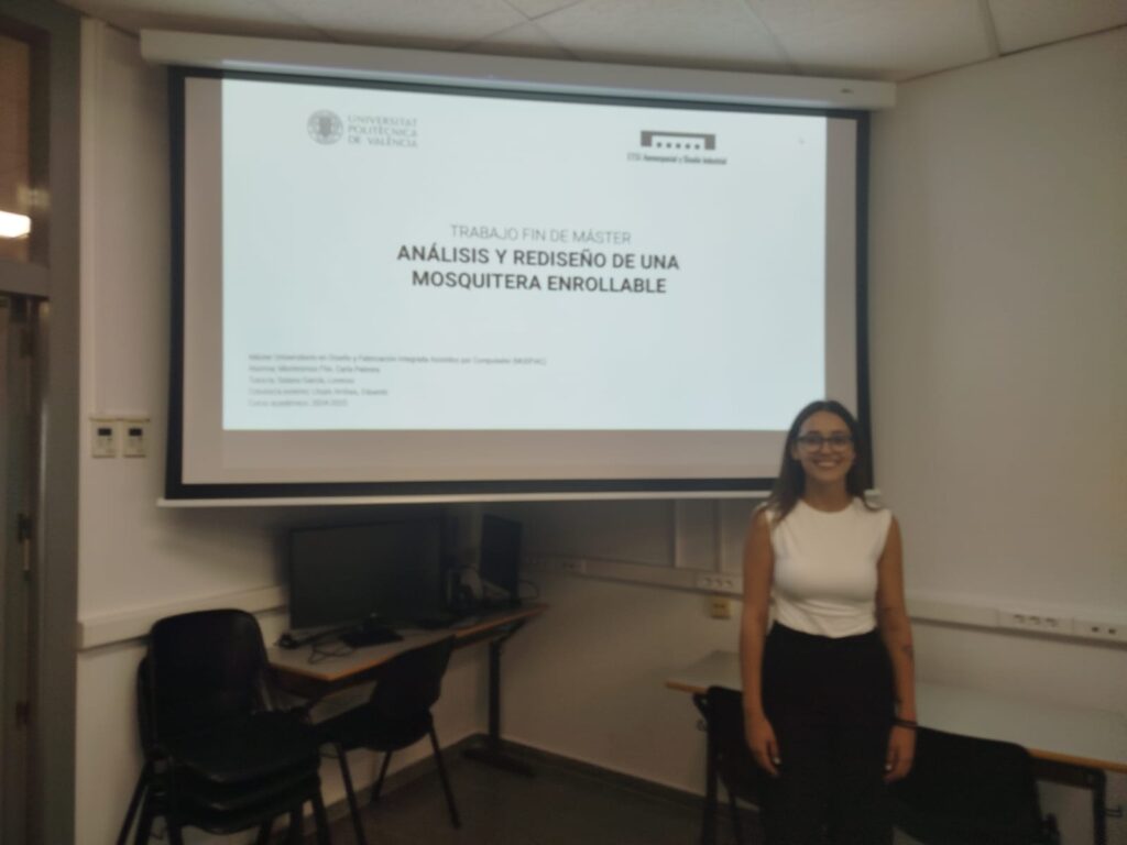 Estudiante presentando su TFM sobre el análisis y rediseño de una mosquitera enrollable.