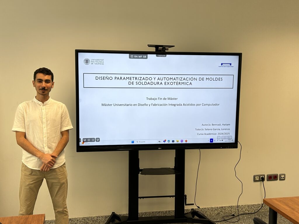 Estudiante presentando su TFM sobre el diseño parametrizado y automatización de moldes de soldadura exotérmica.