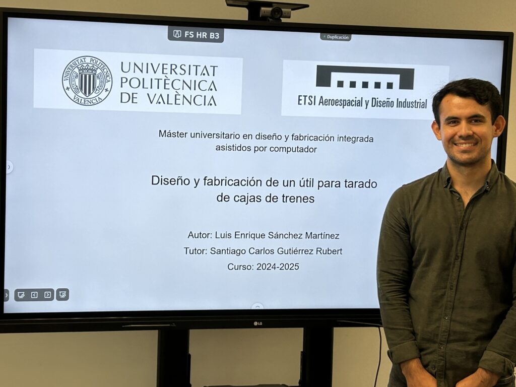 Estudiante presentando su TFM sobre el diseño y fabricación de un útil para el tarado de cajas de trenes.