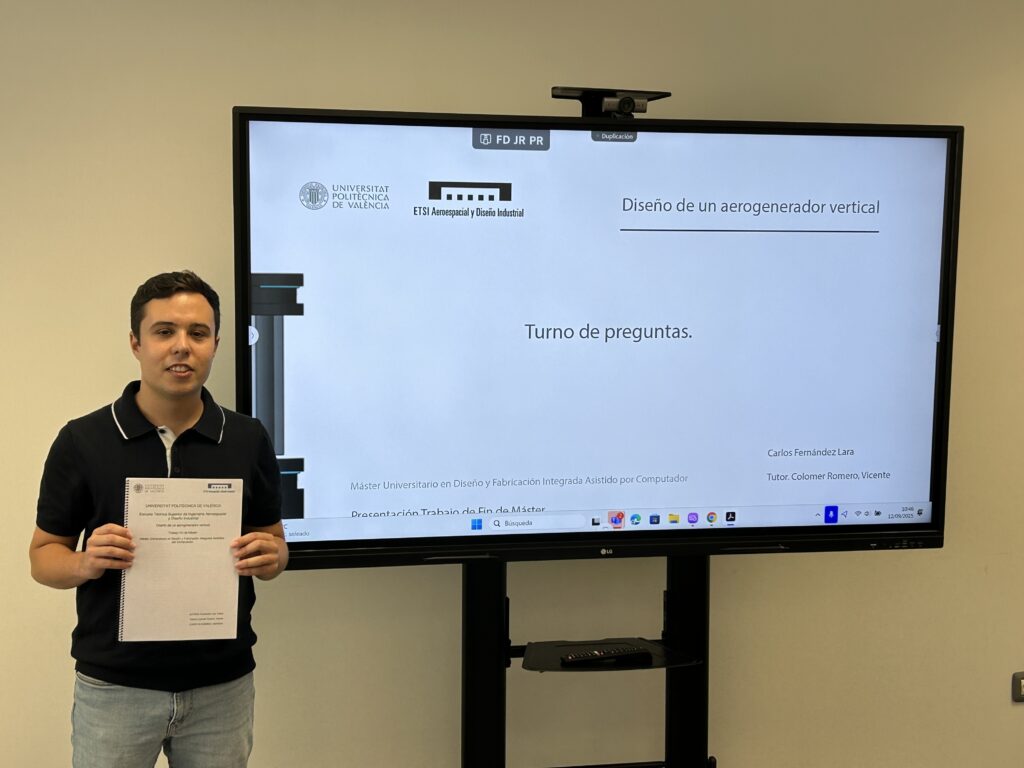 Carlos Fernández Lara presentando un proyecto sobre diseño de aerogenerador vertical.