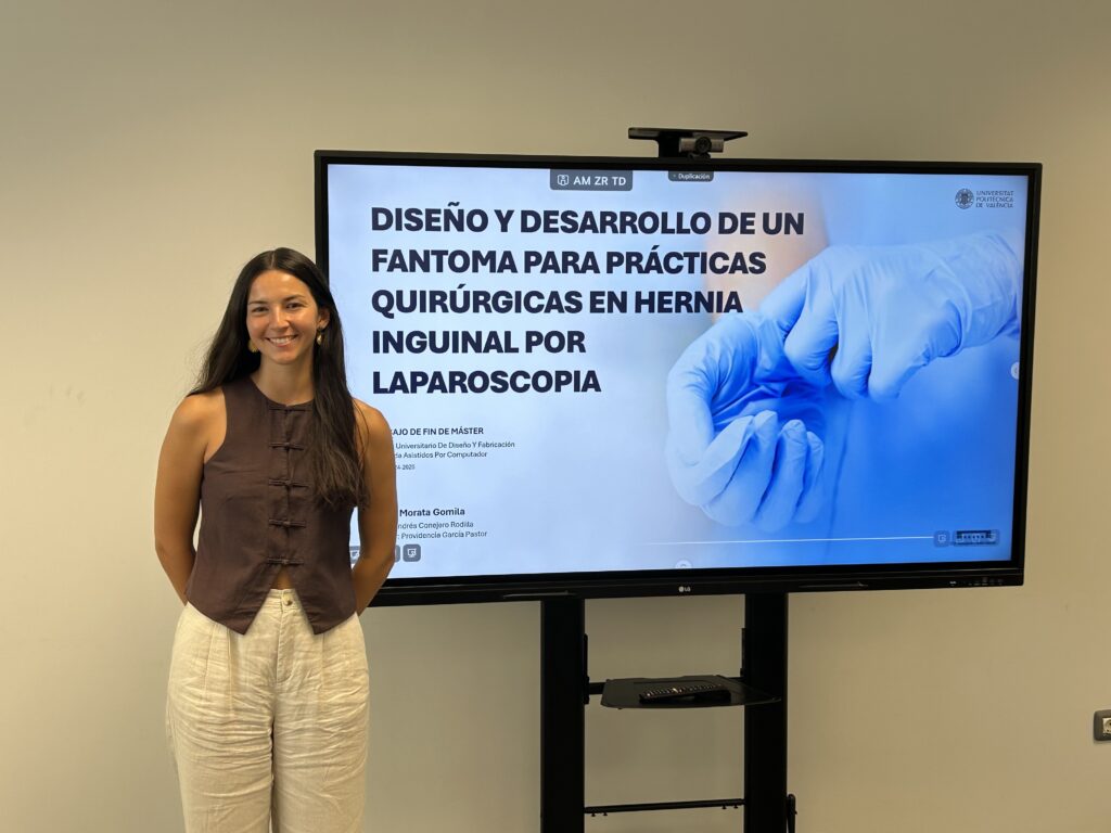Laura Morata Gomila presentando un proyecto de fantoma quirúrgico para laparoscopia.