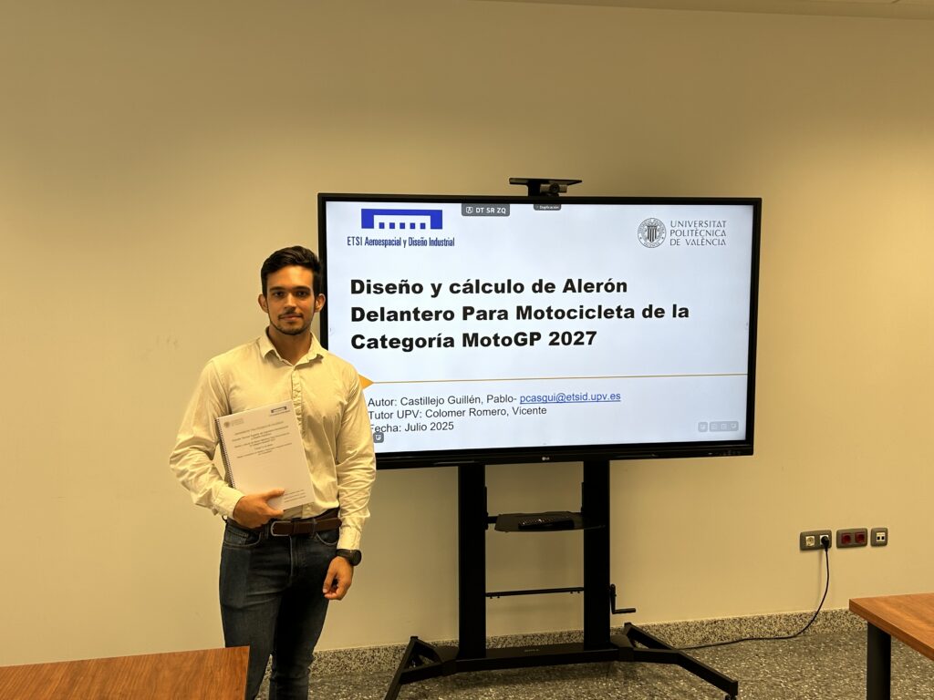 Pablo Castillejo Guillén presentando un proyecto de diseño aerodinámico para MotoGP.