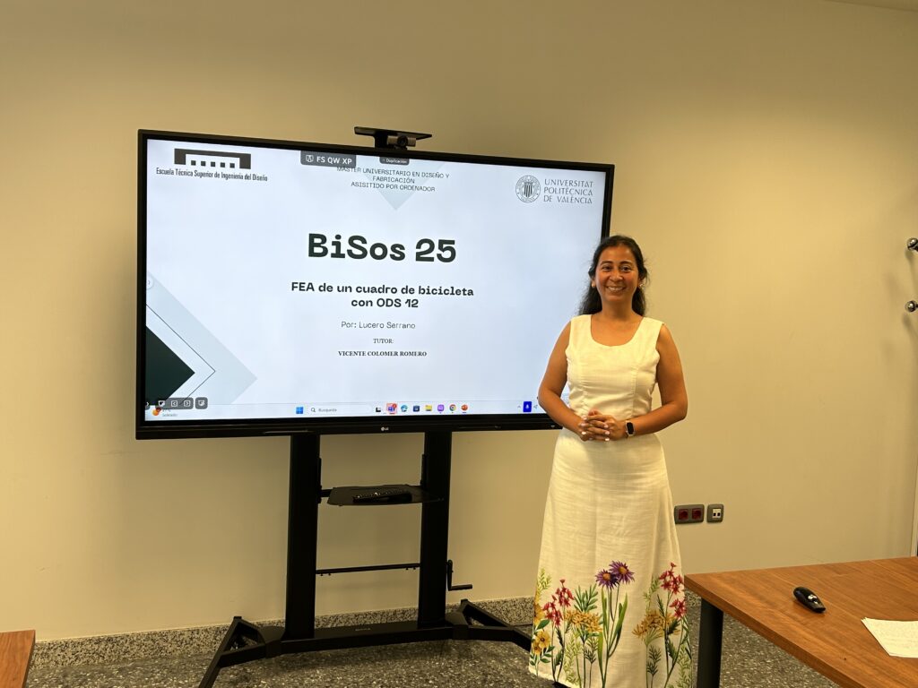 Lucero Serrano presentando un proyecto de análisis estructural de un cuadro de bicicleta sostenible.