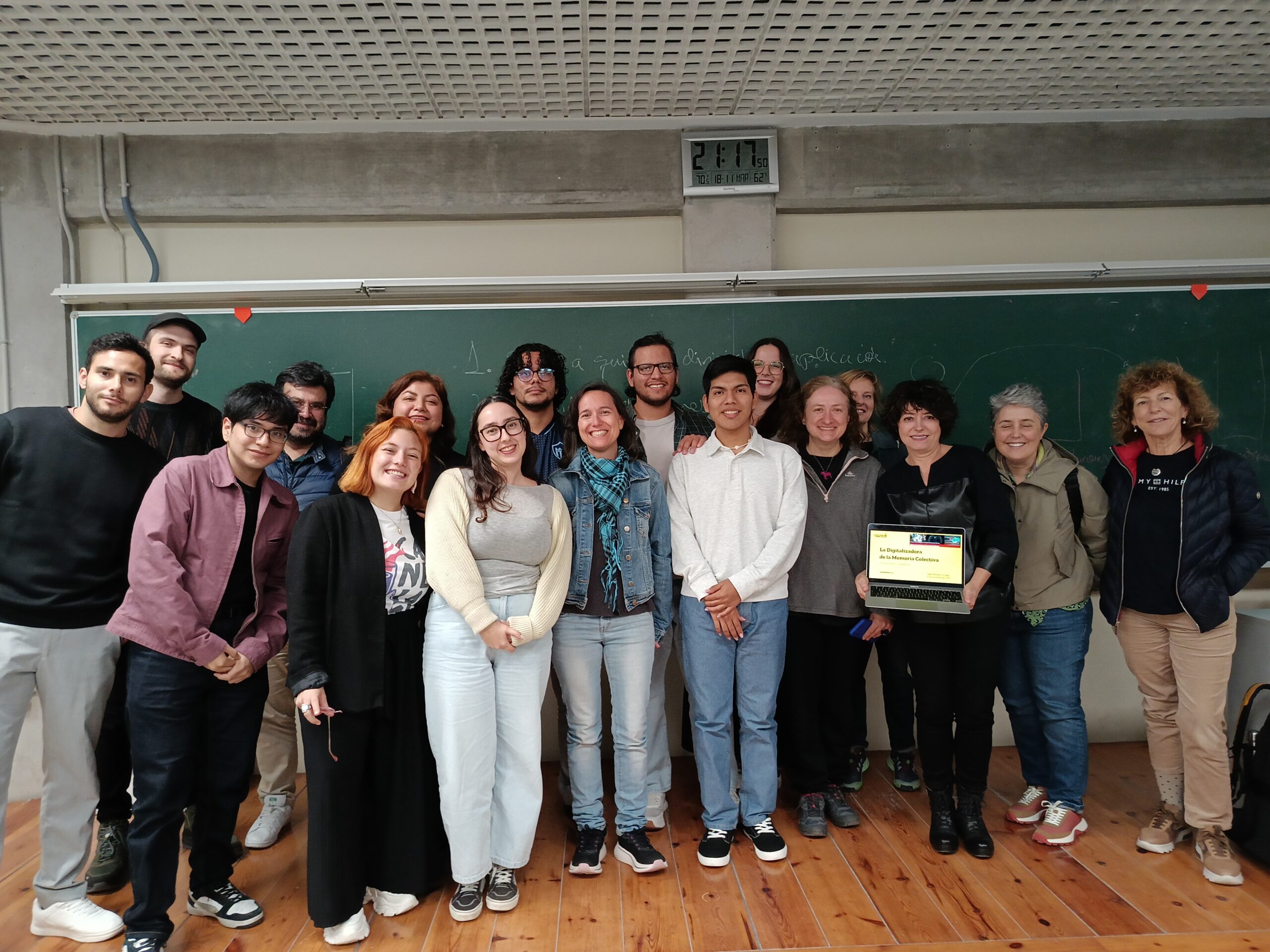 Isabel Medrano y los alumnos del Máster Universitario en Humanidades Digitales, presentando la iniciativa de La Digitalizadora de la Memoria Colectiva