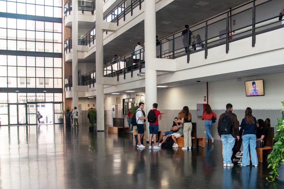 Alumnos en el interior de la escuela