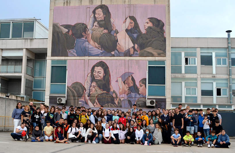 Estudiantes del instituto de secundaria de Almussafes frente al mural de la investigadora Luz Rello